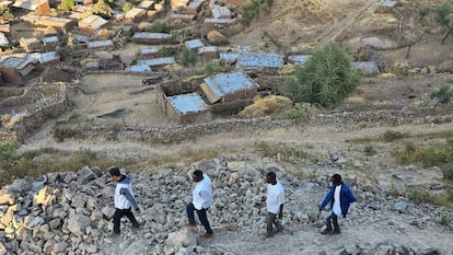 Marwan Taher y parte del equipo caminan por las afueras de Umu, pueblo de unos 25.000 habitantes en el que MSF mantiene un centro de atención primaria, el 25 de enero de 2025.