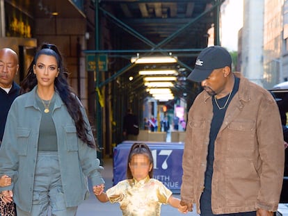 Kanye West, Kim Kardashian y su hija North West en Nueva York en junio de 2018.