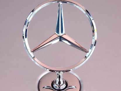Símbolo de la marca de coches de lujo Mercedes-Benz.