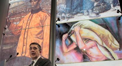 Patxi López durante su intervención en el Museo Marítimo de Bilbao para anunciar medidas contra la crisis. 