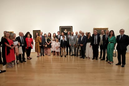 La ministra Reyes Maroto preside el acto de restitución de dos cuadros incautados durante la Guerra Civil. En la foto posa con la familia y autoridades.