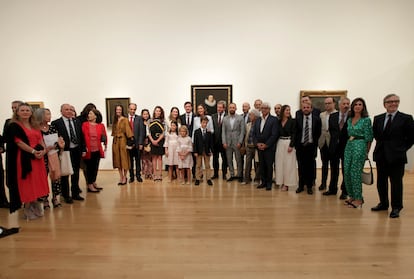 La ministra Reyes Maroto preside el acto de restitución de dos cuadros incautados durante la Guerra Civil. En la foto posa con la familia y autoridades.
