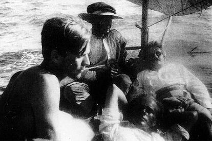 De izquierda a derecha, Jean Selz, un pescador, el nieto de Paul Gauguin y Walter Benjamin, en Ibiza en 1933.