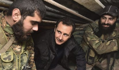 Fotografia facilitada per l'agència siriana SANA que mostra el president Baixar al-Assad visitant aquest dijous les tropes al front de guerra.