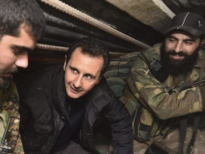 Fotografía facilitada por la agencia siria SANA que muestra al presidente Bachar El Asad visitando este jueves a las tropas en el frente de guerra.