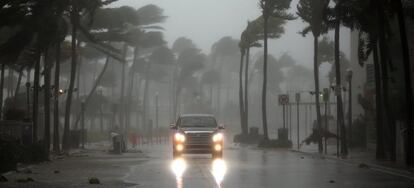 Un vehículo circula a lo largo de Ocean Driven en Miami Beach.