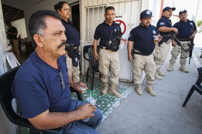 El "Comandante Tilín", líder de la Fuerza Rural y miembros de su grupo en la base de Tepalcatepec, Michoacán.