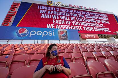 Una seguidora, sentada en la grada antes del partido de fútbol entre el Real Salt Lake y Los Angeles FC, en Sandy (Utah). El encuentro se suspendió después de que los futbolistas decidiesen no jugar en protesta por el caso de brutalidad policial en Wisconsin.