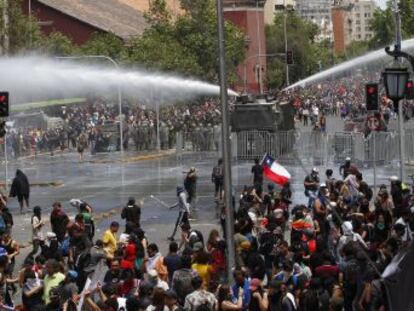 La huelga que han convocado los sindicatos este miércoles se ha sentido especialmente en las calles de Santiago donde se han celebrado multitudinarias protestas