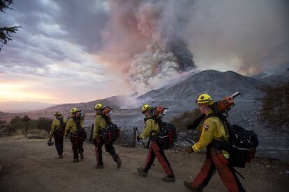 Un retén de bomberos, durante el incendio forestal en Yucaipa, en California (EE UU). California enfrenta temperaturas récord y peligrosas condiciones de incendios, y las autoridades han recomendado evitar actividades al aire libre y mantenerse hidratado.