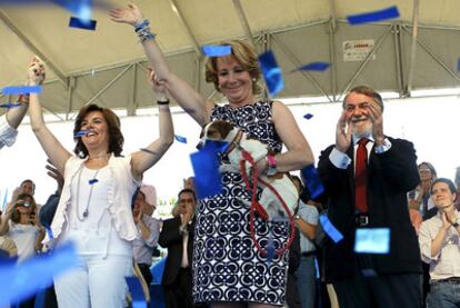 Esperanza Aguirre saluda a los asistentes al mitin en Valdemoro con Jaime Mayor Oreja y Soraya Sáenz de Santamaría.