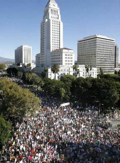 Miles de personas, ante el ayuntamiento de Los Ángeles, en una de las 12 manifestaciones convocadas a favor del matrimonio gay en California