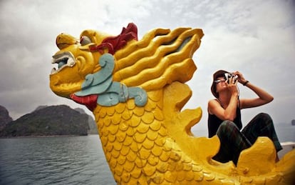 Barco turístico con forma de dragón en la bahía de Halong, Vietnam.