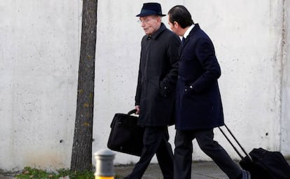 El exconsejero de Bankia, José Manuel Fernández Norniella (i), a la llegada al juicio por la salida a Bolsa de Bankia.