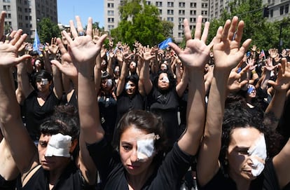 Manifestantes do lado de fora do Palácio presidencial La Moneda, em Santiago do Chile, exigem que o Governo de Sebastián Piñera interrompa o uso de balas de borracha.