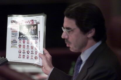 José María Aznar muestra una información en la que se califica a IU "cómplices de asesinato", en 2003.