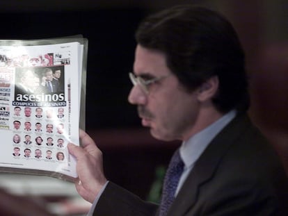 José María Aznar muestra una información en la que se califica a IU "cómplices de asesinato", en 2003.