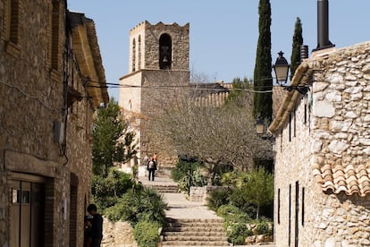 Olivella. Aquesta petita vila situada al bell mig del massís del Garraf destaca per una singularitat única: el primer monestir budista de Catalunya. El Palau Novella, una antiga casa d’indianes, ha estat remodelada per acollir aquesta comunitat budista fundada l’any 1996. Es poden fer visites arquitectòniques i culturals. D'una banda, podrem observar la mescla eclèctica d’estils arquitectònics. De l’altra, una exposició d’art i cultura tibetana que ens mostra el mestissatge cultural i la singularitat d’aquesta vila garrafenca.