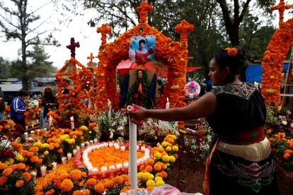  En una tradición que coincide con el Día de Todos los Santos y Todos El Día de los Difuntos, las familias decoran las tumbas de los familiares fallecidos con flores y velas, y pasan la noche en el cementerio, comiendo y bebiendo mientras hacen compañía a sus seres queridos fallecidos.