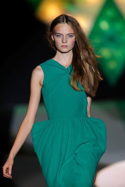 Una modelo viste un diseño de Sita Murt durante la pasarela Cibeles Madrid Fashion Week el 19 de septiembre.