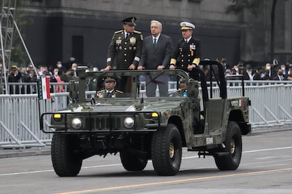 El presidente Andrés Manuel López Obrador con el secretario de la Defensa Nacional, Luis Cresencio Sandoval González, y el secretario de Marina, el almirante José Rafael Ojeda Durán