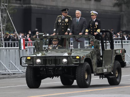 El presidente Andrés Manuel López Obrador con el secretario de la Defensa Nacional, Luis Cresencio Sandoval González, y el secretario de Marina, el almirante José Rafael Ojeda Durán