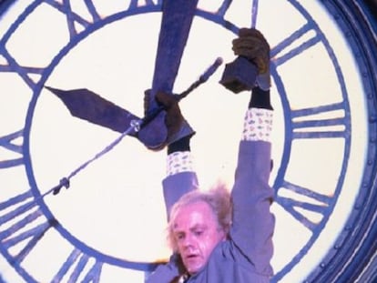 El profesor Doc cuelga de un reloj en la primera película de la saga.