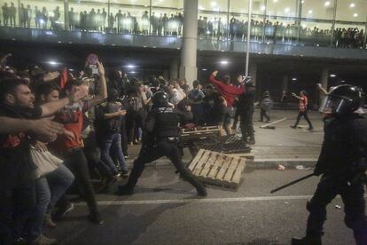 Enfrentamientos entre los Mossos y los manifestantes en el aeropuerto de El Prat. 