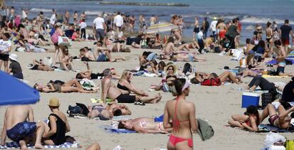 Turistas en la playa del Postiguet (Alicante).