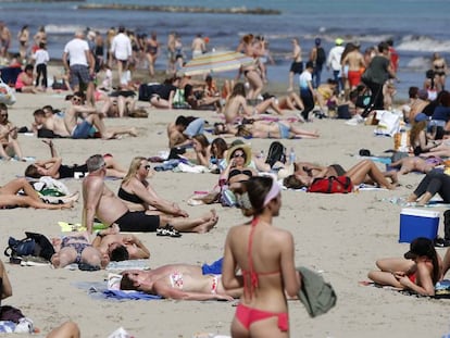 Turistas en la playa del Postiguet (Alicante).