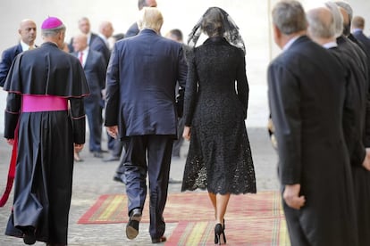 Donald Trump acompañado de su esposa, Melania, a su llegada al Vaticano.