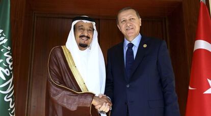 El rei Salman de l'Aràbia Saudita i Erdogan, president turc, abans de la seva trobada bilateral a Antalya (Turquia).