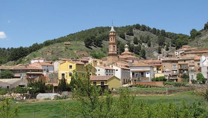 Manchones con la torre de la iglesia.