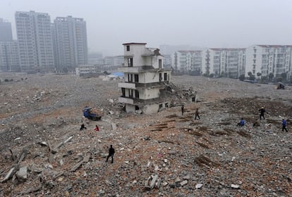 Una 'casa clavo' parcialmente demolida (la última en la zona) en un lugar en construcción en Hefei, provincia de Anhui, en febrero de 2010. El propietario exigía una mayor compensación a cambio de su casa.