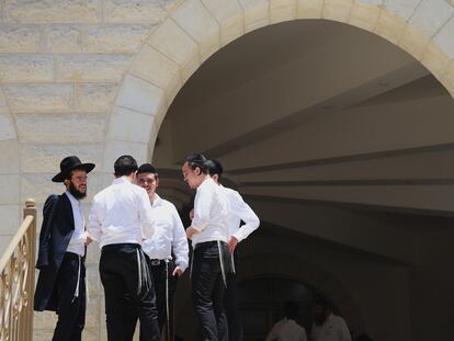 Haredi students at the entrance to Slabodka Yeshiva  this Wednesday in Bnei Brak.