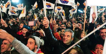 Simpatitzants de Ciutadans festegen la victòria, aquest dijous, a Barcelona.