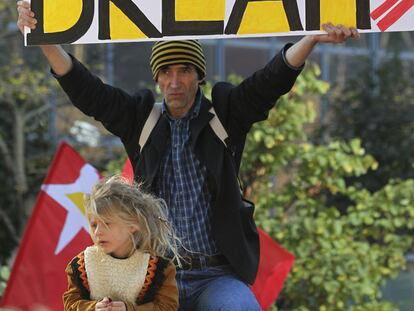 Un hombre sostiene una pancarta, ayer en Bruselas.