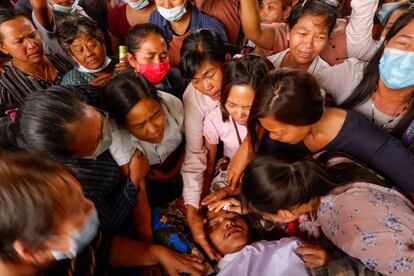 Familiares y amigos de un fallecido durante las manifestaciones contra el golpe militar durante su funeral en Mandalay, este domingo. "Las acciones vergonzosas, cobardes y brutales del Ejército y la Policía, grabados disparando contra manifestantes que huían y que no han evitado ni siquiera a los menores más jóvenes, deben cesar de inmediato", han exigido en un comunicado conjunto la Alta Comisionada de la ONU para los Derechos Humanos, Michelle Bachelet, y la relatora especial de Naciones Unidas para la Prevención del Genocidio, Alice Wairumu Nderitu.