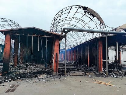 Un mercado de Chernihiv, destruido por los ataques rusos, este miércoles.