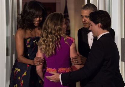 El presidente estadounidense Barack Obama y Michelle Obama saludan al primer ministro canadiense Justin Trudeau y a su esposa.