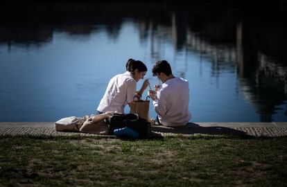 Una pareja comparte almuerzo a orillas del río Garona, en Toulouse (Francia).