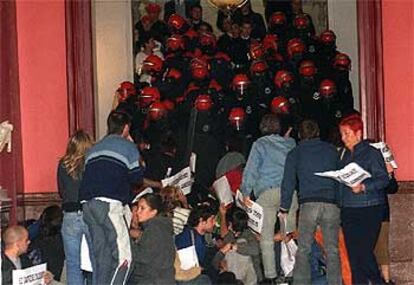 Agentes de la Ertzaintza impiden el paso a simpatizantes de AuB encerrados en el Ayuntamiento de Bilbao en protesta por la anulación de listas.
/ F. DOMINGO-ALDAMA