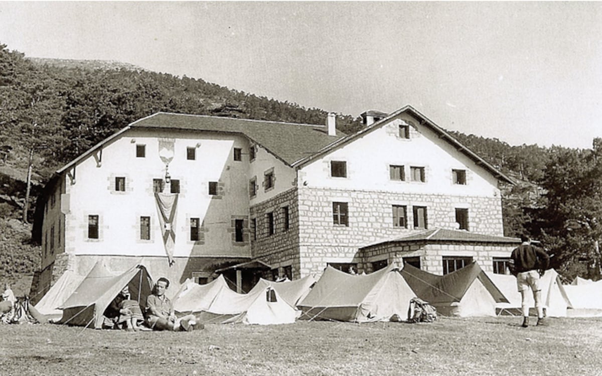 Una joya de 1918 en ruinas y abandonada: el futuro incierto del gran refugio de la sierra de Guadarrama