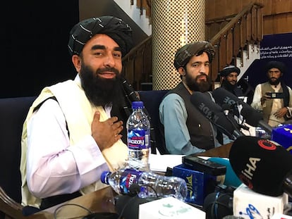 El portavoz talibán Zabihullah Mujahid (izquierda), en la rueda de prensa del martes en Kabul.