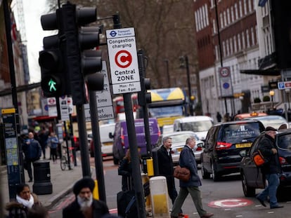 Una señal avisa de la zona en la que se aplica la “tasa de congestión” de Londres. 