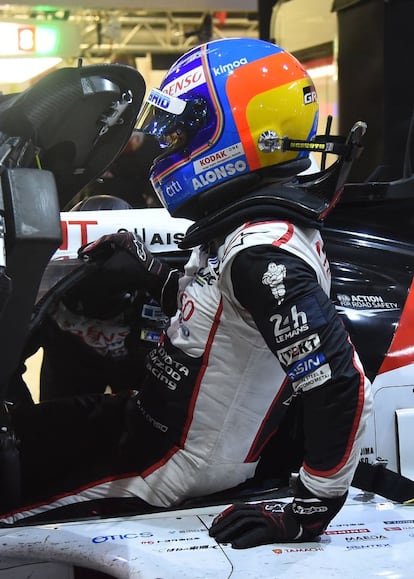 El piloto español Fernando Alonso sale de su Toyota TS050 durante la carrera de resistencia de Le Mans (Francia). 