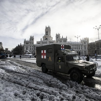 Una ambulancia de la Cruz Roja en la plaza de Cibeles.