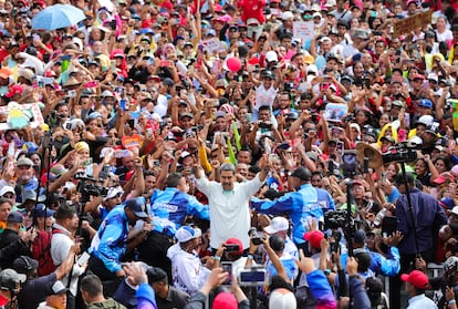 Nicolás Maduro entre una multitud de seguidores, en Yaracuy (Venezuela), el 24 de julio.
