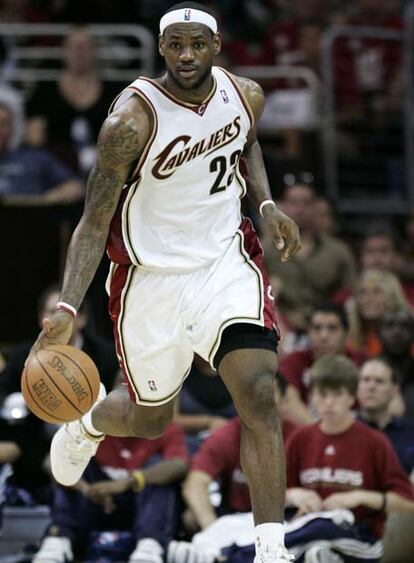 LeBron James conduce el balón durante el cuarto partido de la Final de la Conferencia Este ante los Pistons de Detroit.