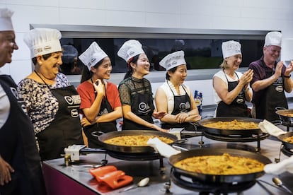 Alumnos de la Escuela de Arroces y Paella Valenciana, durante una clase.